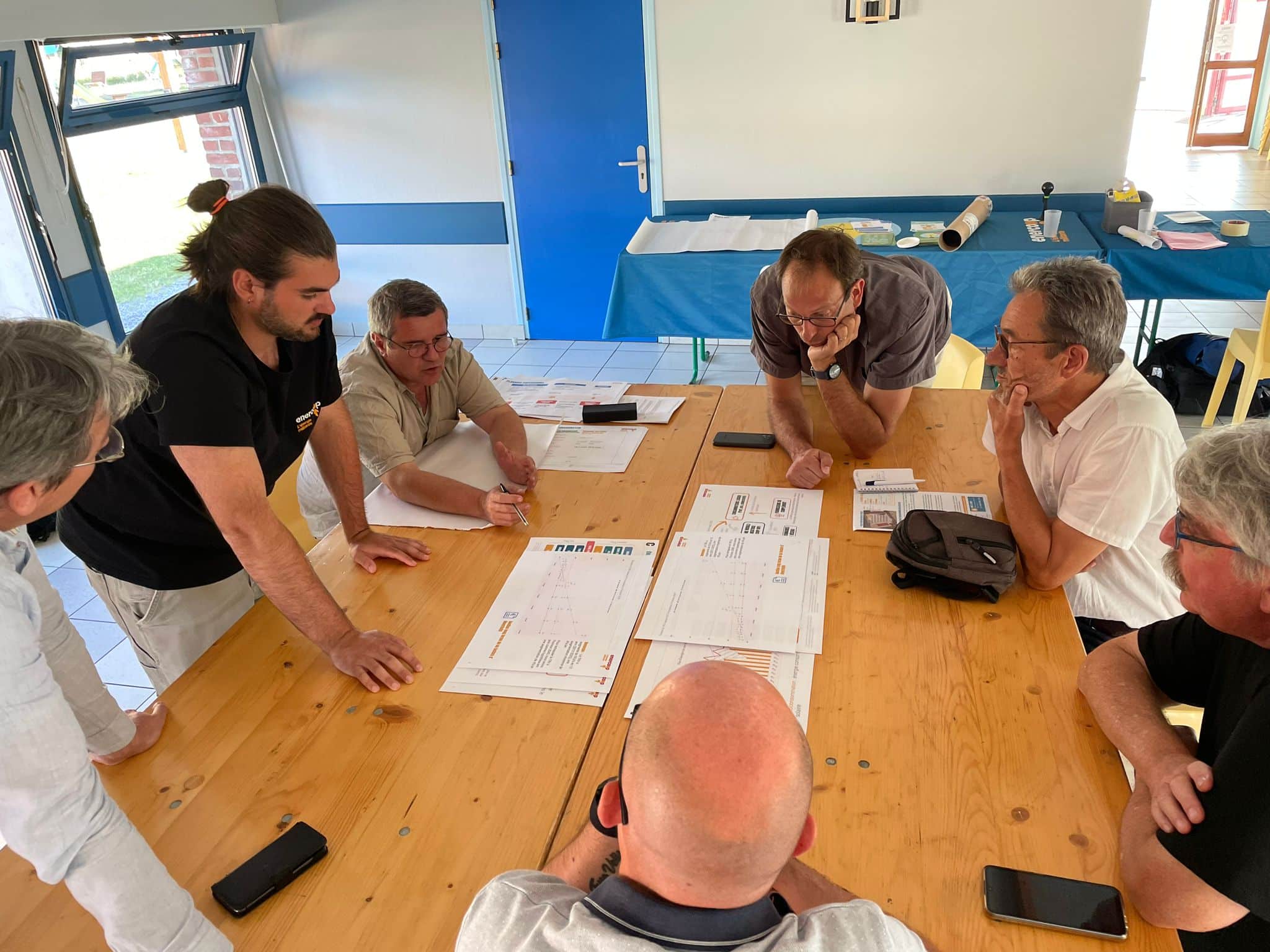 Visuel d'une réunion autour de l'installation d'une centrale photovoltaïque